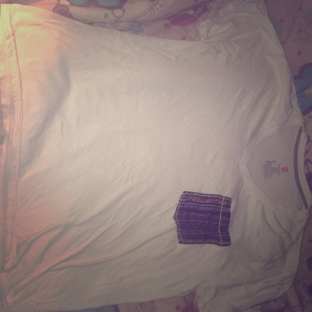 White top with embroidered pocket 🌷